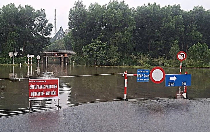 Rrrr Rrr Thang Long Boulevard is deeply flooded, and vehicles are prohibited ...