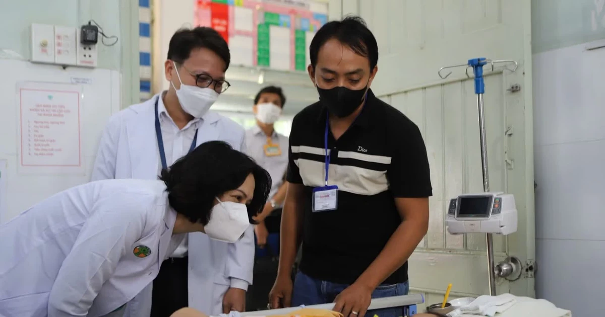 Langit di atas Kota Ho Chi Minh berkabut; waspadai anak-anak yang bisa jatuh sakit parah.