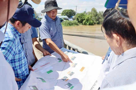 Kamerad Nguyen Phuoc Thien memeriksa respons proaktif terhadap banjir dan gelombang pasang.