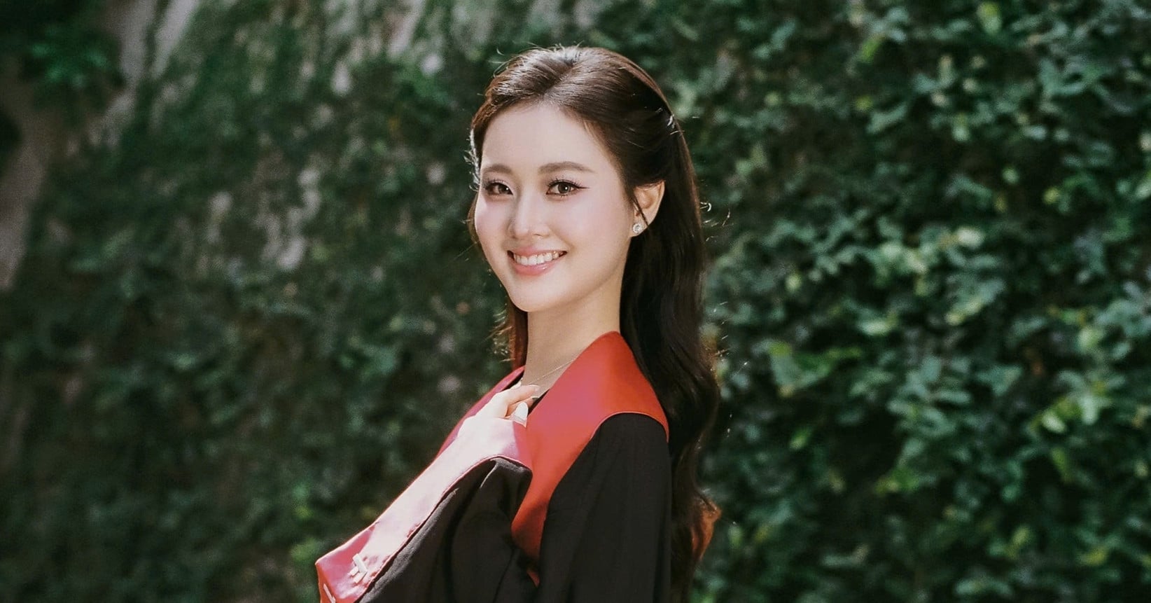 Een vrouwelijke studente die de top 25 van Miss Vietnam haalde, is met onderscheiding afgestudeerd a