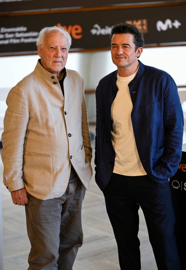Adegan seks mengejutkan Orlando Bloom dengan dua aktris menuai kritik - Foto 2.