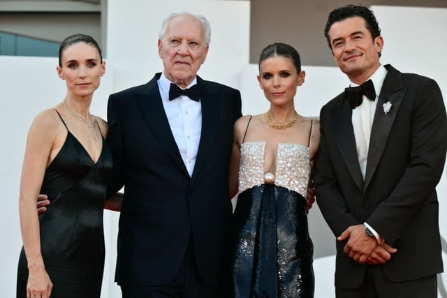 Adegan seks mengejutkan Orlando Bloom dengan dua aktris menuai kritik - Foto 3.