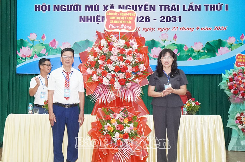 A Nguyễn Trai község vezetői virágokkal gratuláltak a kongresszusnak.
