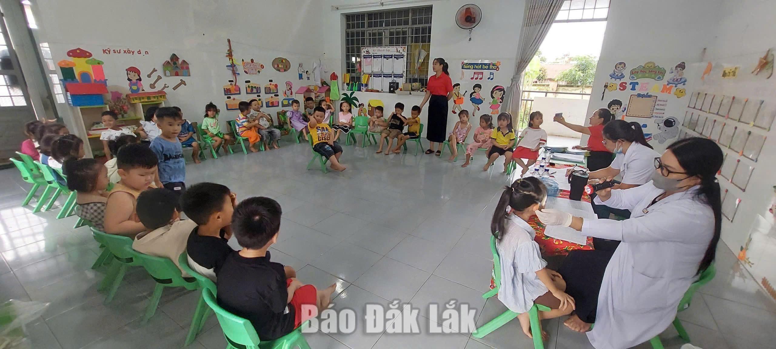 Lebih dari 4.600 anak di bawah usia 6 tahun di komune Hoa Phu menerima pemeriksaan kesehatan rutin.