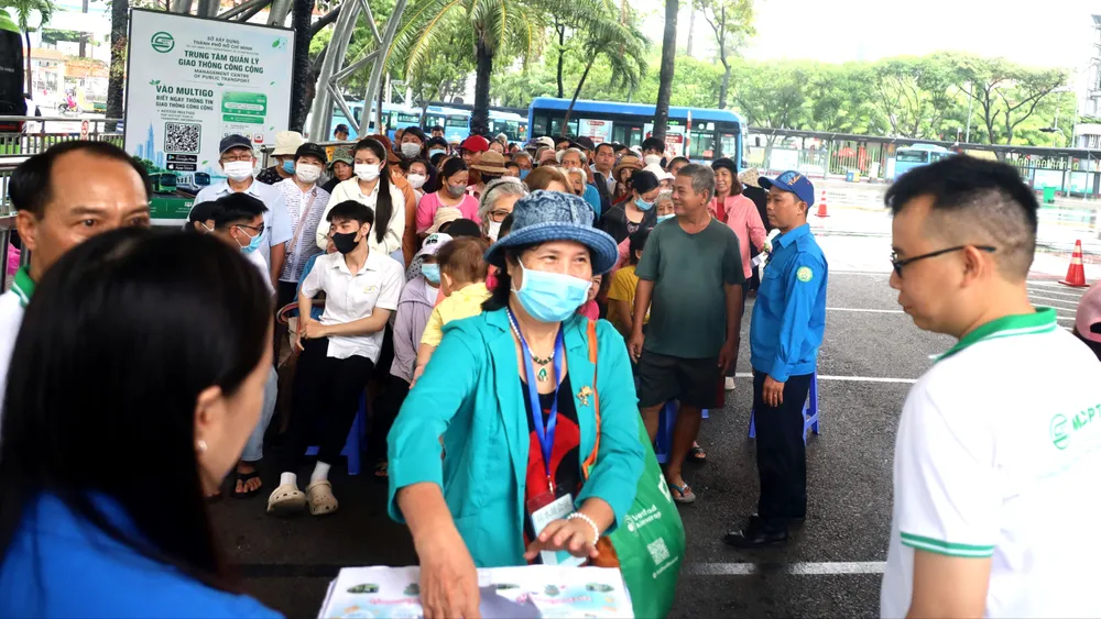 Para penumpang mengikuti undian berhadiah di Terminal Bus Saigon, Distrik Ben Thanh. Foto: QUOC HUNG