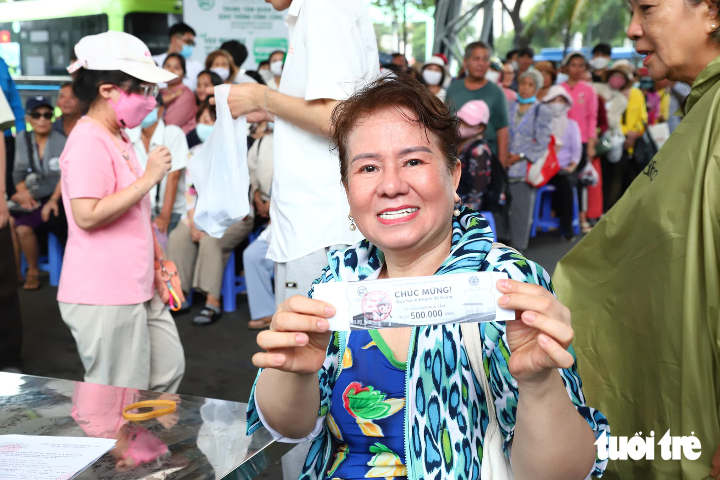 Sebanyak 200 hadiah senilai total 100 juta VND diberikan kepada penumpang bus di Kota Ho Chi Minh - Foto 1.