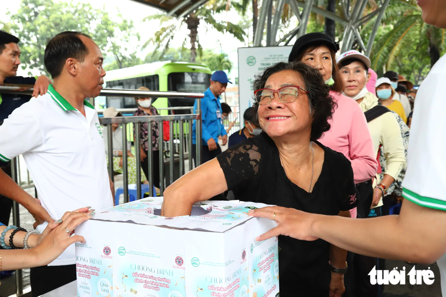 Sebanyak 200 hadiah senilai total 100 juta VND diberikan kepada penumpang bus di Kota Ho Chi Minh - Foto 3.