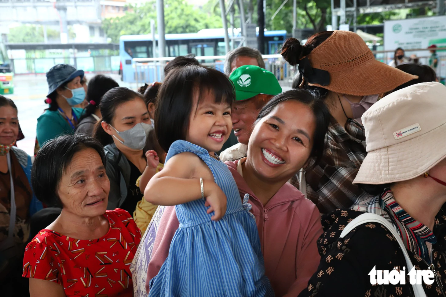Sebanyak 200 hadiah senilai total 100 juta VND diberikan kepada penumpang bus di Kota Ho Chi Minh - Foto 5.