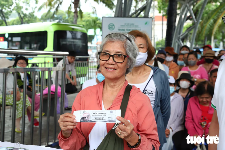 Sebanyak 200 hadiah senilai total 100 juta VND diberikan kepada penumpang bus di Kota Ho Chi Minh - Foto 6.