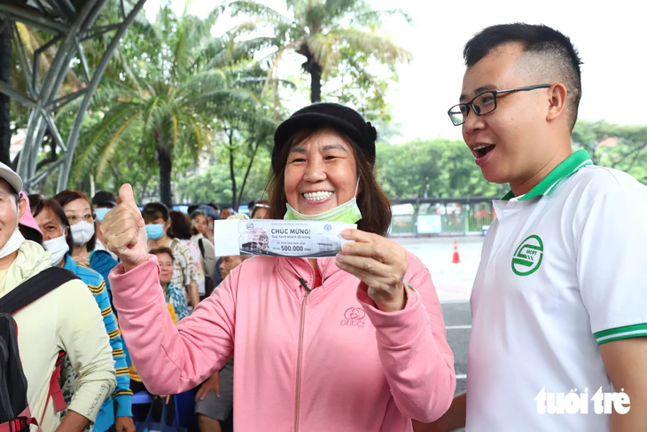 Sebanyak 200 hadiah senilai total 100 juta VND diberikan kepada penumpang bus di Kota Ho Chi Minh - Foto 7.