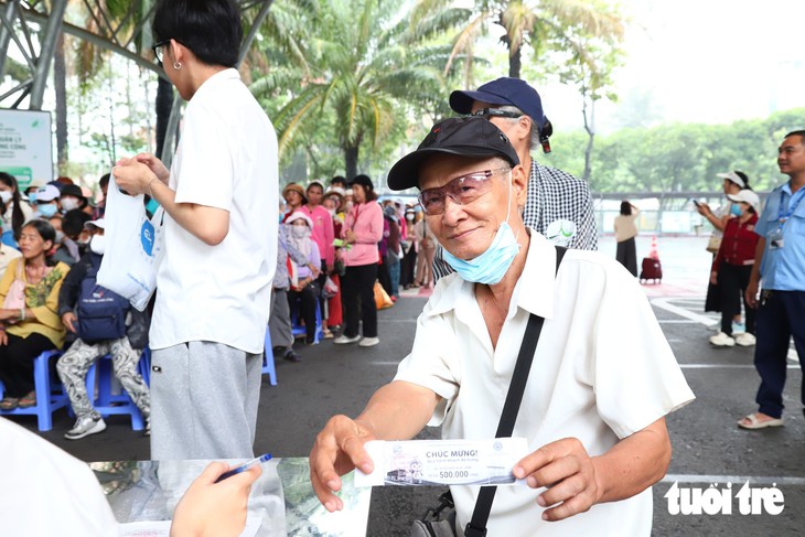 Sebanyak 200 hadiah senilai total 100 juta VND diberikan kepada penumpang bus di Kota Ho Chi Minh - Foto 8.