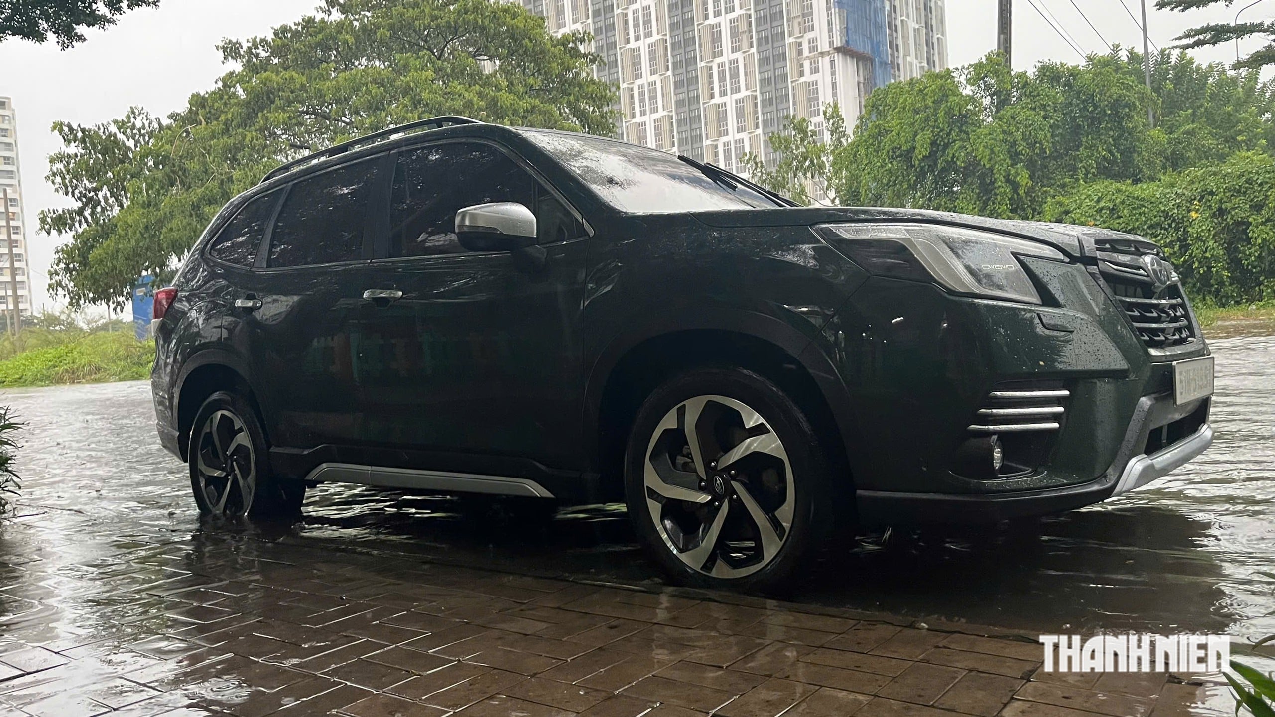4 mistakes when driving through flooded roads that can easily cause car accidents - Image 1.