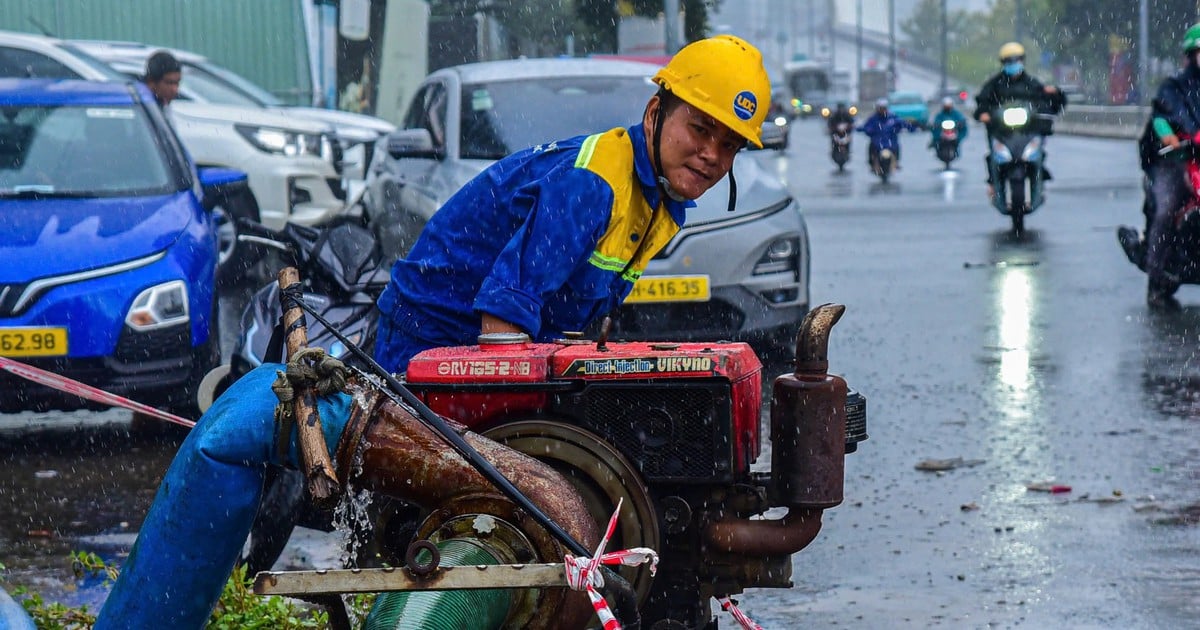 Pompa air 'menyelamatkan' area yang tergenang banjir di dasar jembatan Ba ​​Son di sisi Thu Thiem.