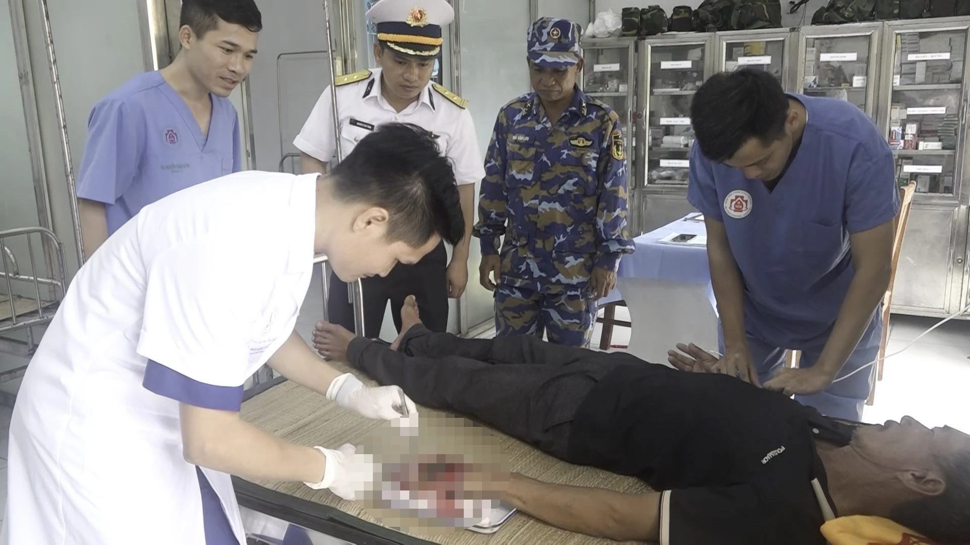 Nelayan yang terluka dalam kecelakaan kerja diselamatkan di Pulau Song Tu Tay.