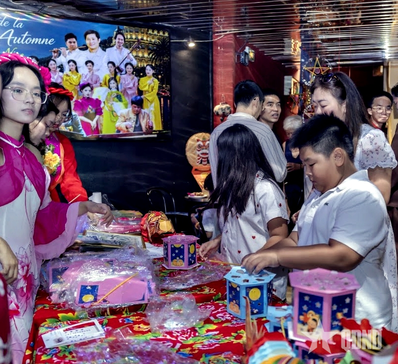 Festival de toamnă dedicat expatriaților vietnamezi din Nisa, Franța Festival de toamnă dedicat expatriaților vietnamezi din Nisa, Franța