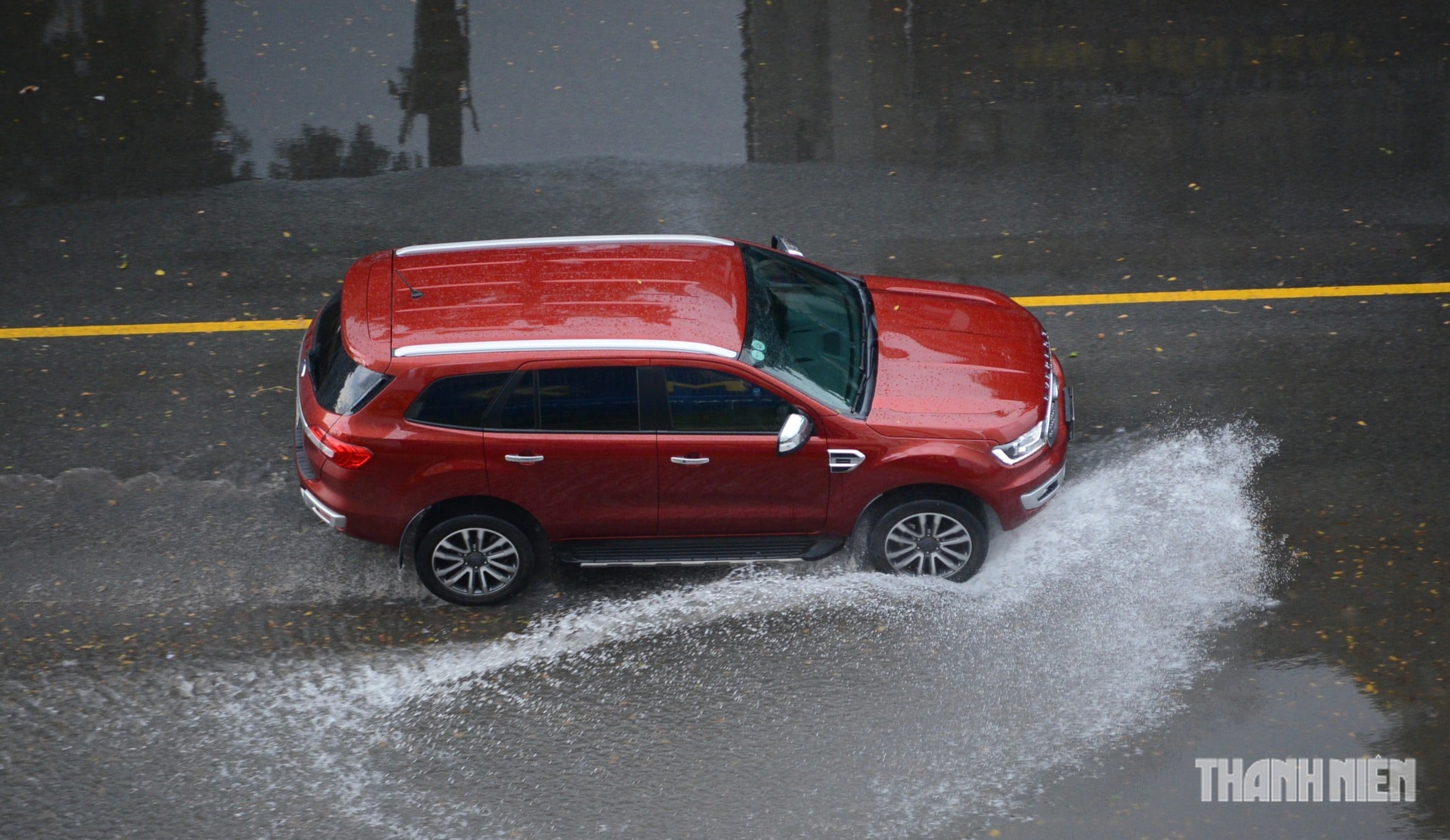 4 mistakes when driving through flooded roads that can easily cause car accidents - Photo 2.