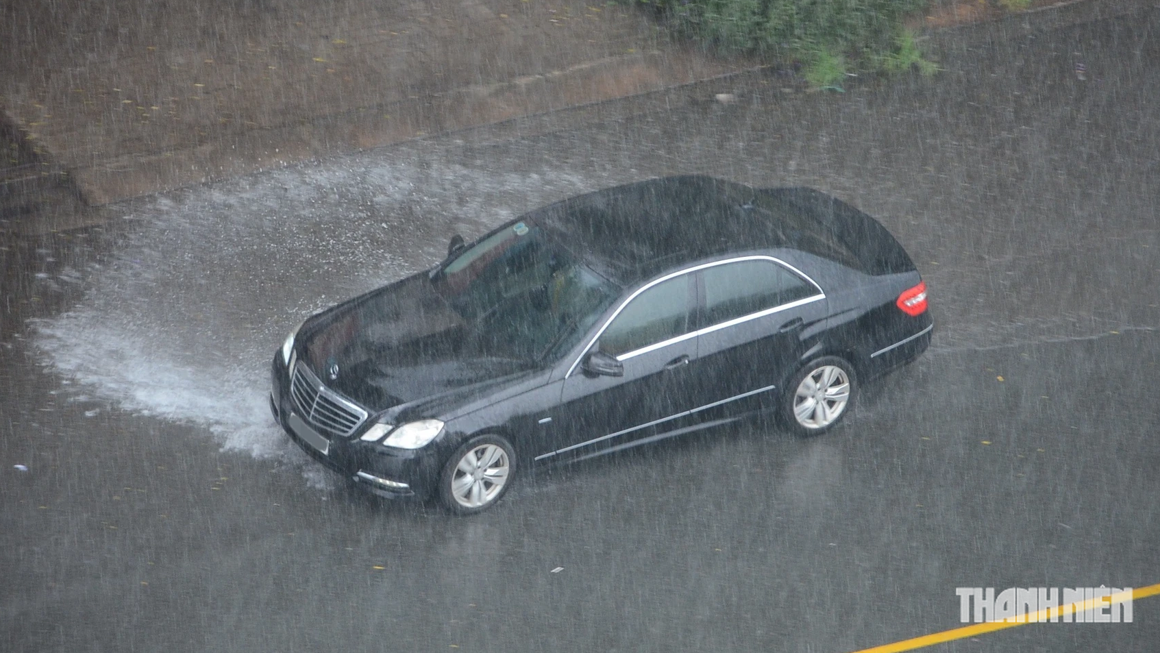 4 mistakes when driving through flooded roads that can easily cause car accidents - Photo 3.
