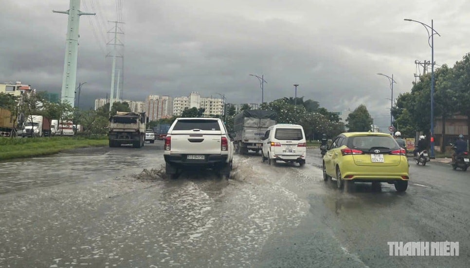 4 mistakes when driving through flooded roads that can easily cause car accidents - Photo 4.
