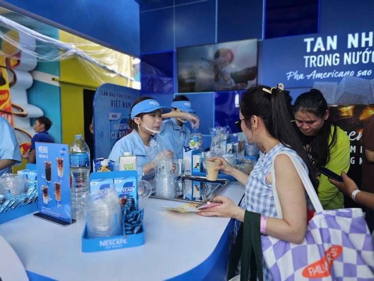 Cho Packing Rice Young people braved the rain to queue up and sample the hottest online ...