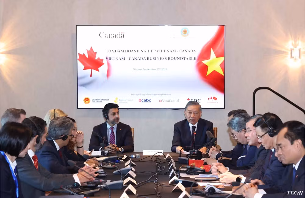 Image 27: 越南国家主席兼秘书长苏林出席越加高级别商务圆桌会议。