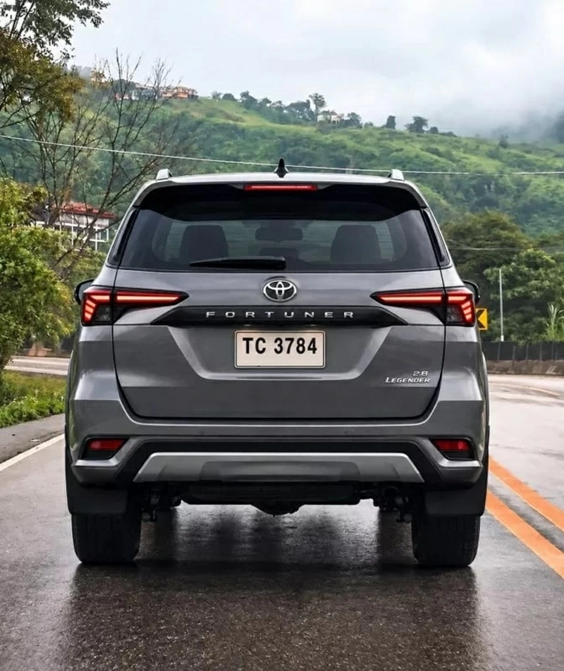 Gambar render desain belakang Fortuner generasi baru, berdasarkan foto pengujian di dunia nyata. Anda dapat menggunakan Fortuner sebagai penggantinya.