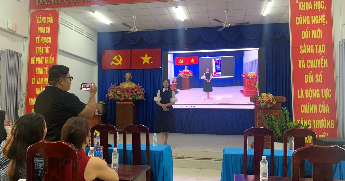 Communkication Process Digital communication training conference in An Nhon ward.
