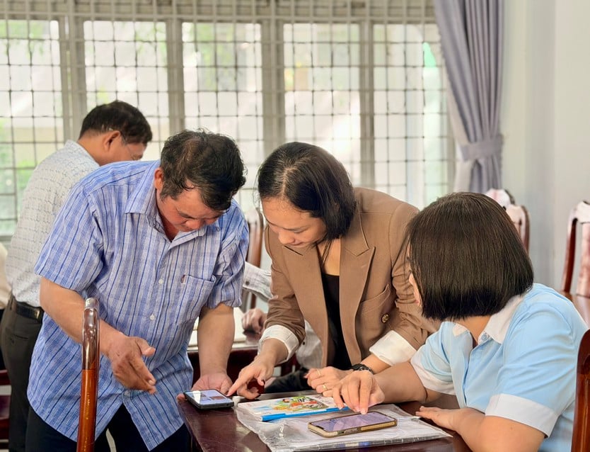 Communkication Process Digital communication training conference in An Nhon ward.