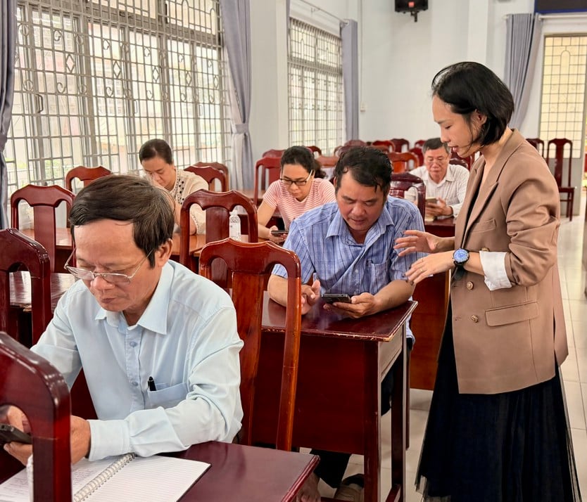 Communkication Process Digital communication training conference in An Nhon ward.