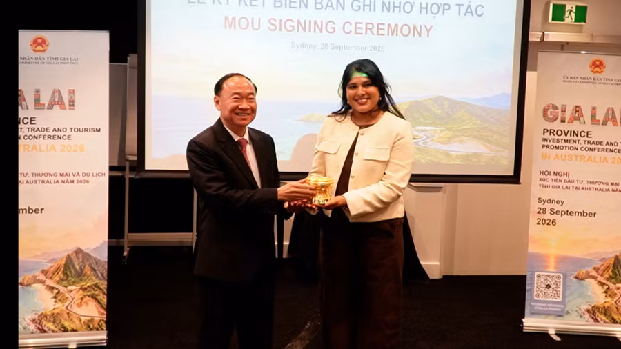 bi-thu-tinh-uy-thai-dai-ngoc-ben-phai-trao-qua-luu-niem-cho-dai-dien-chinh-quyen-bang-new-south-wales-australia.jpg