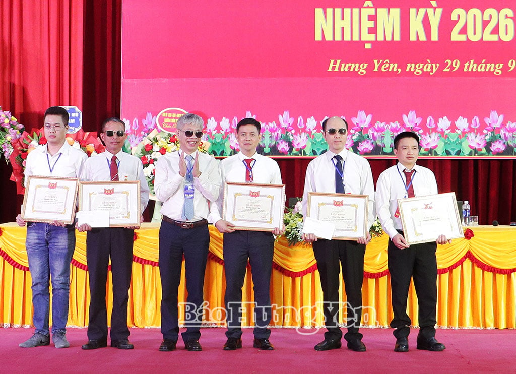 Dinh Thanh Tung úr, a Vietnami Vakok Szövetségének Központi Bizottságának állandó alelnöke a Vietnami Vakok Szövetségének Központi Bizottságának elismerő okleveleit adta át a szövetségi munkában kiemelkedő eredményeket elért személyeknek.
