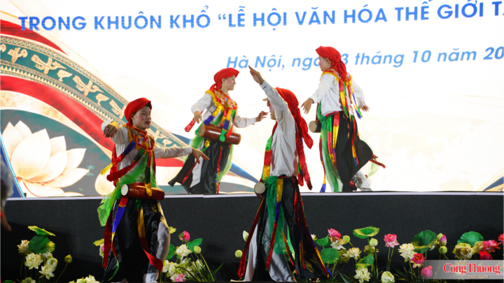 Các chàng trai được lựa chọn tham gia điệu múa này thường có ngoại hình khôi ngô, gương mặt sáng, tính cách hiền lành. Họ hóa trang mặt hoa, môi son, má hồng, mặc trang phục giả nữ, đeo trống trước ngực và biểu diễn những động tác uyển chuyển theo nhịp trống rộn ràng.