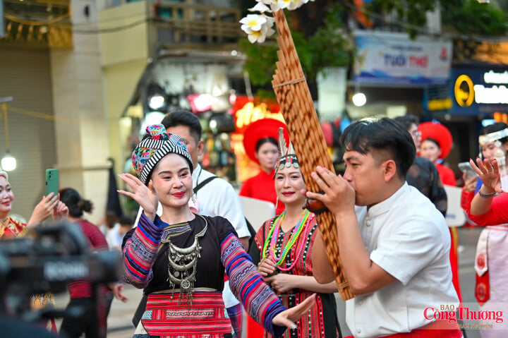 Người lớn chăm chú theo dõi, trẻ nhỏ hào hứng trước những bộ trang phục nhiều màu sắc, trong khi nhiều bạn trẻ tranh thủ dùng điện thoại ghi lại hình ảnh các đoàn nghệ thuật.