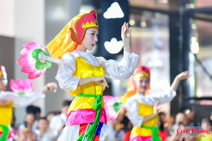 Văn hoá năm châu hội tụ tại phố đi bộ hồ Hoàn Kiếm - 8