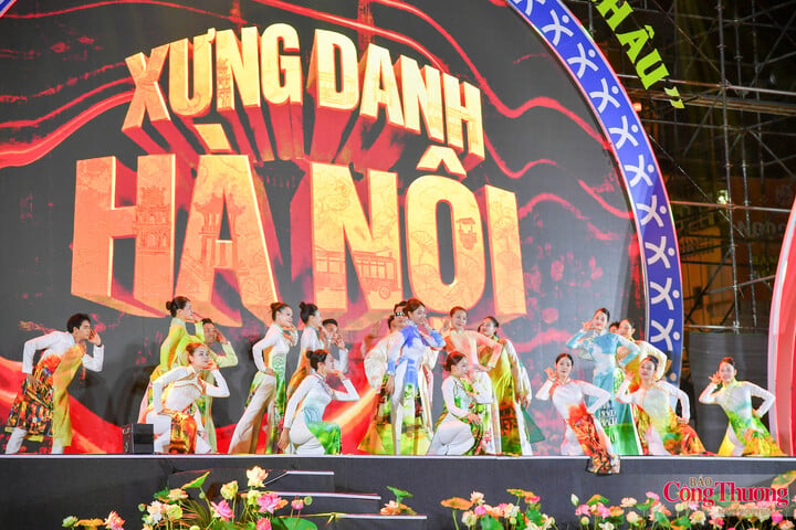Diễu hành “Sắc màu năm châu” là một trong những hoạt động của Lễ hội Văn hóa Thế giới tại Hà Nội lần thứ hai, diễn ra từ ngày 1 đến 4/10 với chủ đề “Hội tụ di sản – Kiến tạo tương lai”.