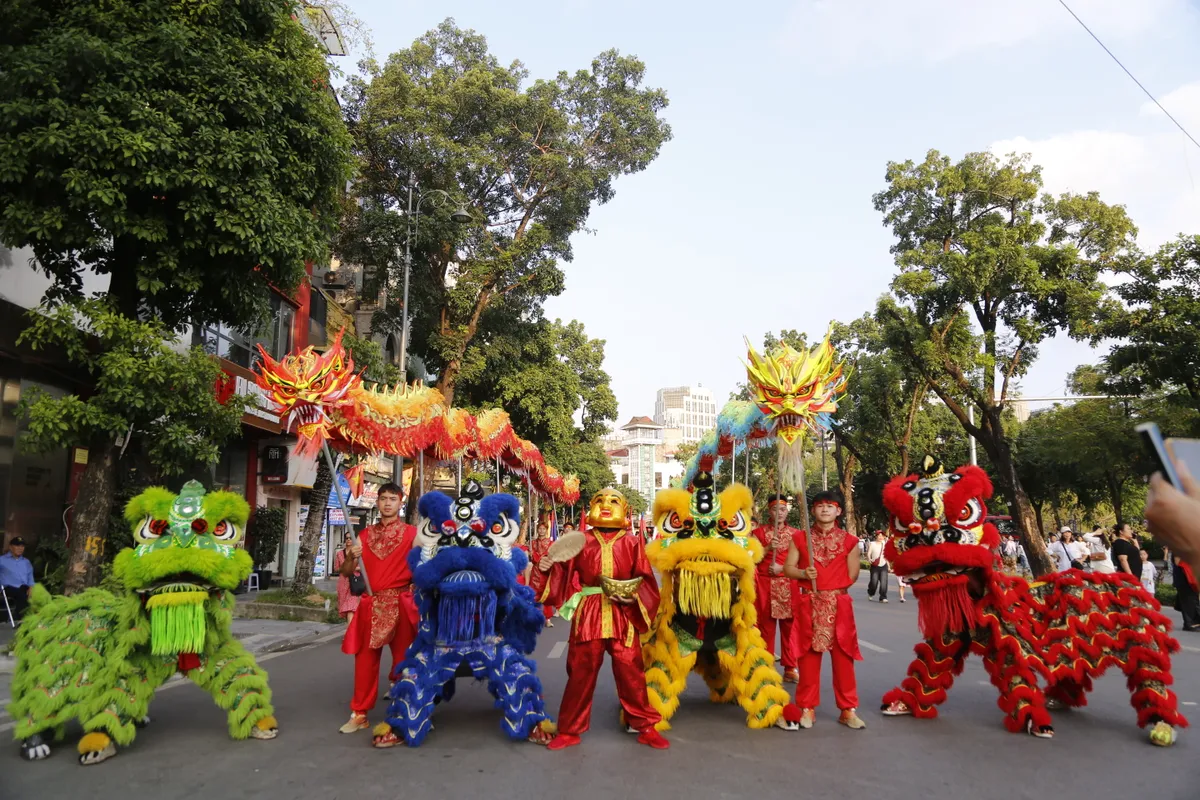 15 quốc gia hội tụ trong lễ hội đường phố "Sắc màu năm châu" tại Hà Nội - Ảnh 4.