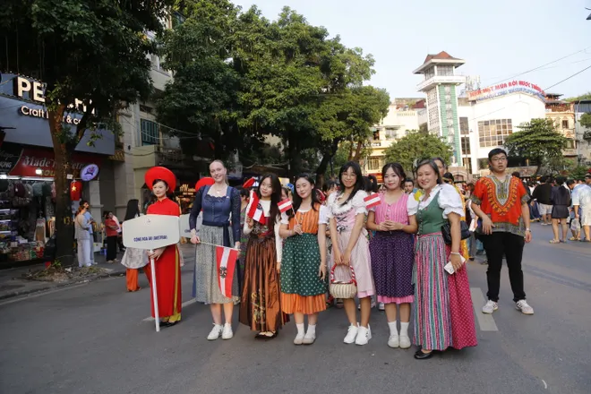 15 quốc gia hội tụ trong lễ hội đường phố "Sắc màu năm châu" tại Hà Nội - Ảnh 5.