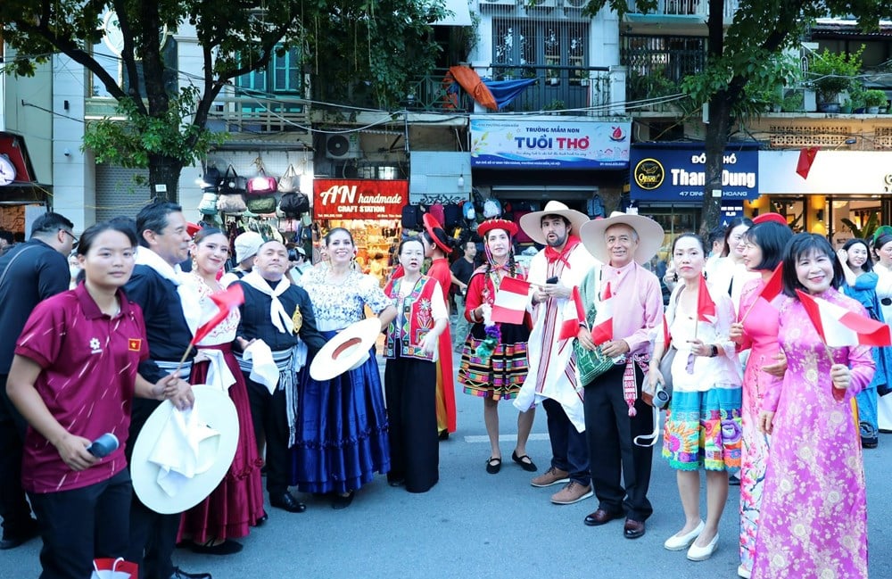 Hà Nội rực rỡ trong sắc màu văn hóa năm châu - ảnh 7