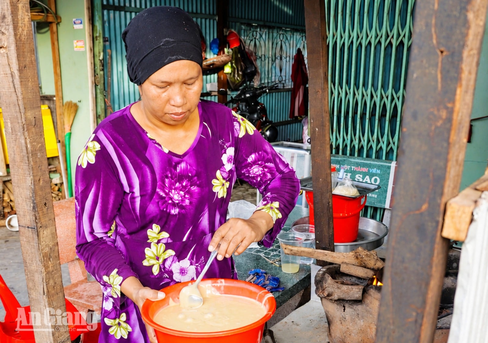 The alluring flavor of Namparang cake from the Cham people of Vinh Hau.