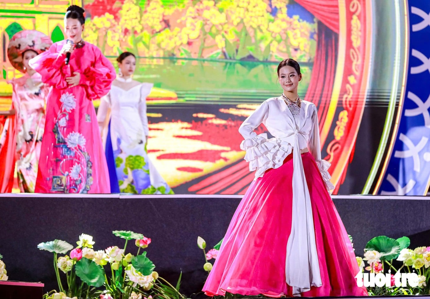 Hơn 1.000 người diễu hành áo dài và trang phục truyền thống gây sốt Hà Nội - Ảnh 14.