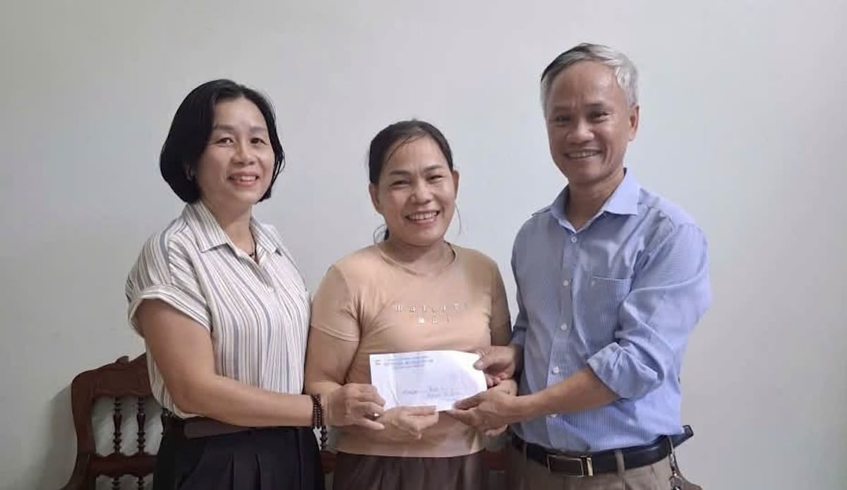 Nữ công nhân (giữa) được Công đoàn cơ sở Công ty Cổ phần Công trình Môi trường Đô thị Quảng Trị động viên. Ảnh: Công đoàn Quảng Trị