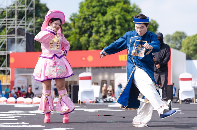 Bún bò Huế đoạt giải thưởng cosplay ở Lễ hội Văn hóa thế giới

- Ảnh 4.