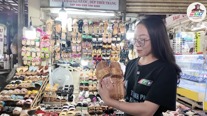 Wooden clogs at Tan Dinh Market | HTV City That Never Sleeps - Photo 2.