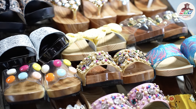 Wooden clogs at Tan Dinh Market | HTV City That Never Sleeps - Photo 3.