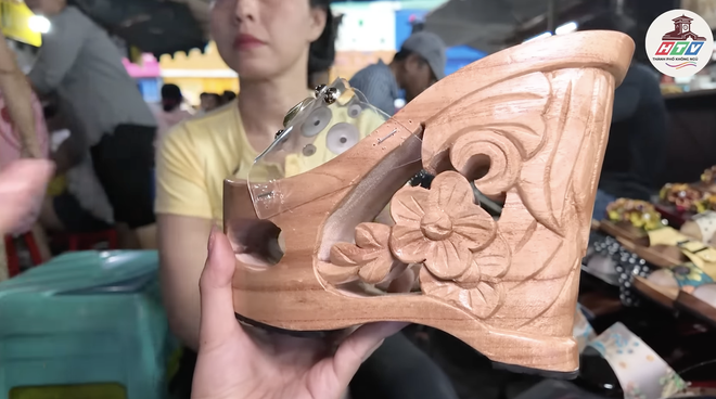 Wooden clogs at Tan Dinh Market | HTV City That Never Sleeps - Photo 4.