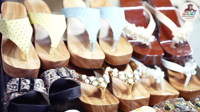 Wooden clogs at Tan Dinh Market | HTV City That Never Sleeps - Photo 5.