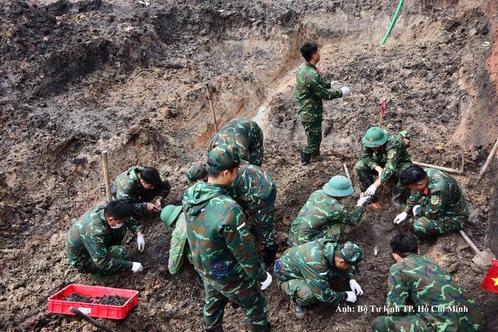 Forces continued their search and recovery efforts for the remains of fallen soldiers in Zone B of Le Thi Rieng Park on October 4th.