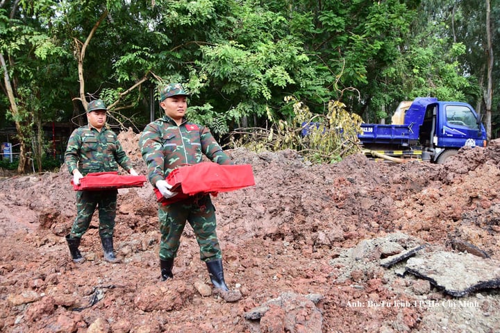 On October 4th, the task force discovered and collected 5 sets of remains of fallen soldiers and 2 sets of accompanying artifacts at Le Thi Rieng Park.