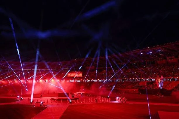 The ceremony involves handing over the Olympic flag to the next host nation. Nghi thức trao lại cờ Olympic cho nước chủ nhà tiếp theo.