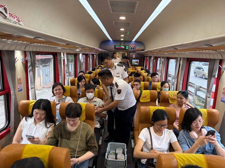 The effectiveness of the train model for transporting officials and employees to work - Photo 1.