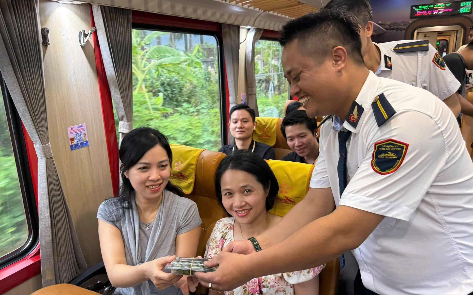 The effectiveness of the train model for transporting officials and employees to work - Photo 3.